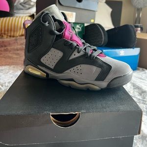 Jordan sixes size 4 1/2 youth/ 6 women